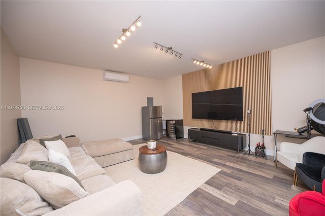 10366 NW 68th Ter 0, Doral, FL 33178