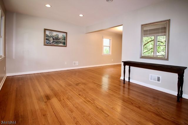 73 Oneida Ave, Oakland Boro, NJ 07436