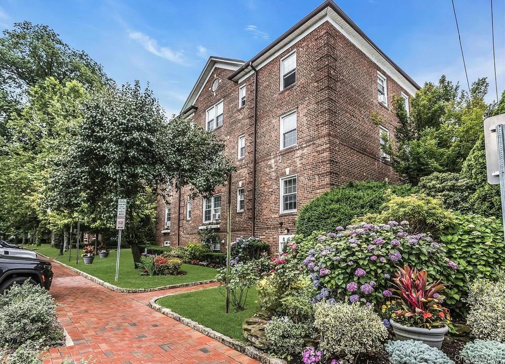 8 Welwyn Road 2G, Great Neck, NY 11020 — exterior