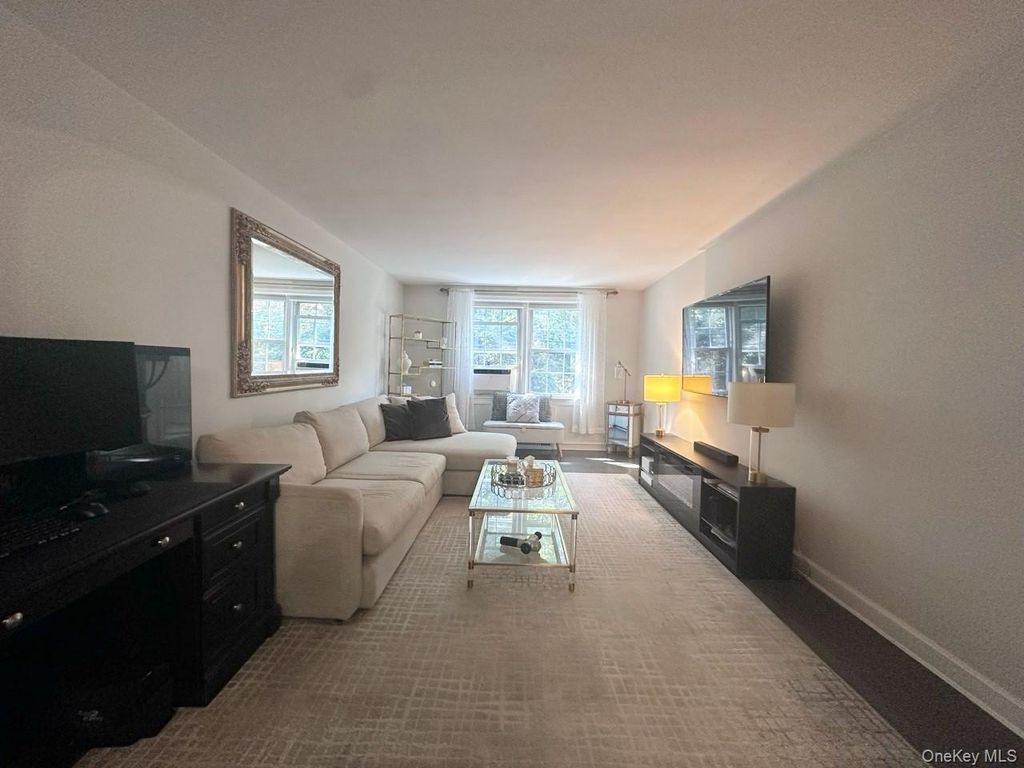 8 Welwyn Road 2G, Great Neck, NY 11020 — photo 3