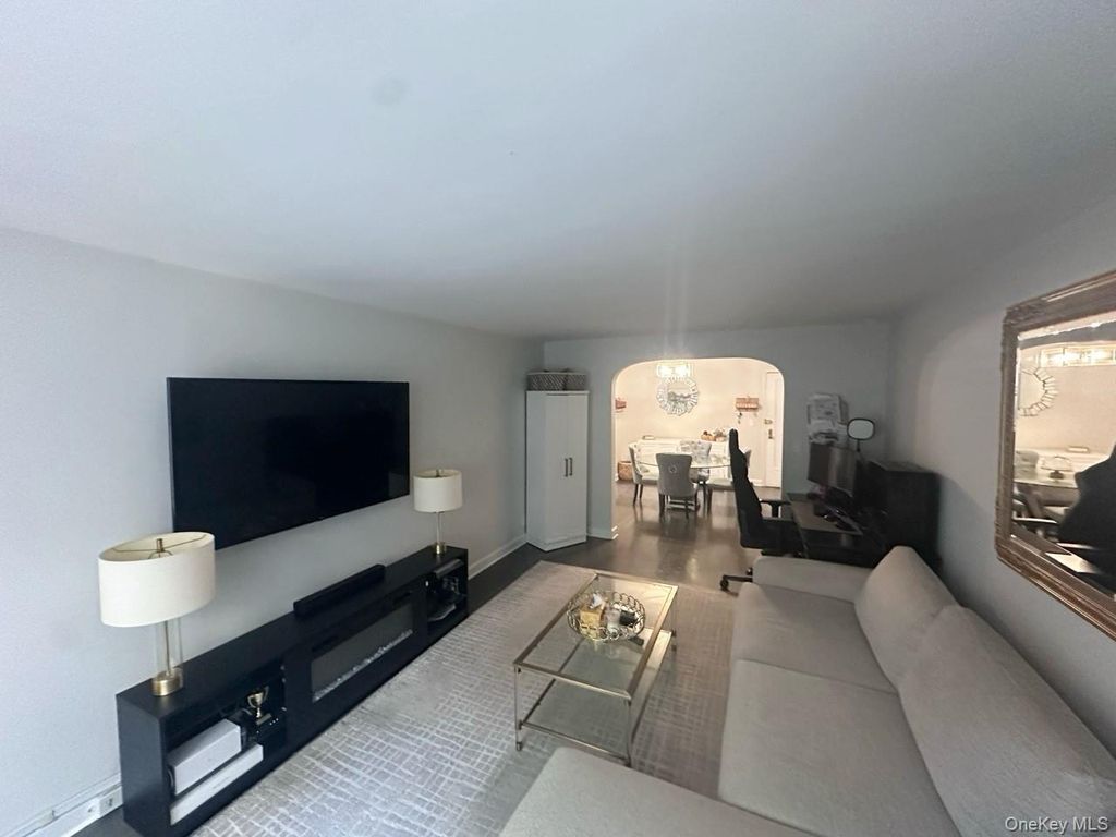 8 Welwyn Road 2G, Great Neck, NY 11020 — photo 4