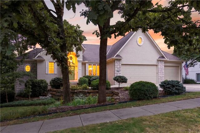 2228 SW Waterfall Place, Lee's Summit, MO 64081