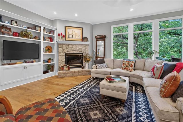 2228 SW Waterfall Place, Lee's Summit, MO 64081