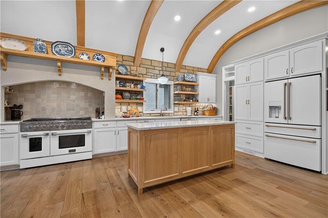 2228 SW Waterfall Place, Lee's Summit, MO 64081