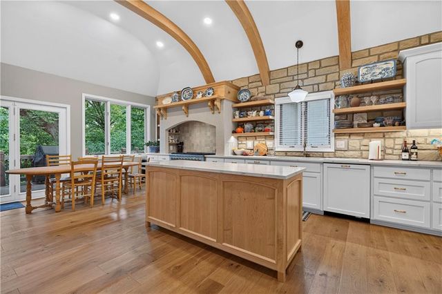 2228 SW Waterfall Place, Lee's Summit, MO 64081