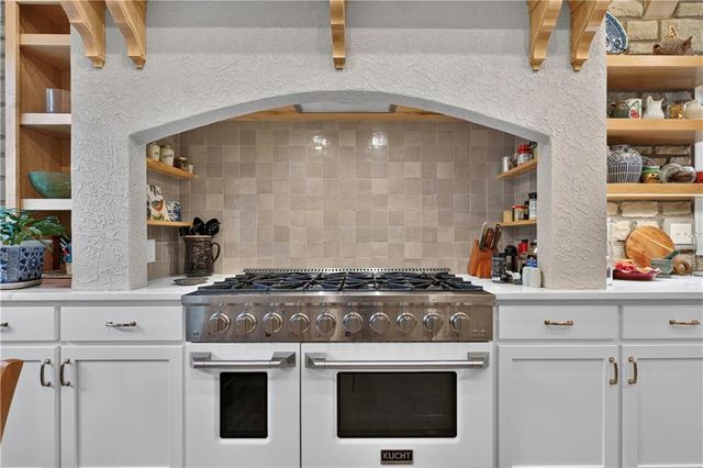 2228 SW Waterfall Place, Lee's Summit, MO 64081