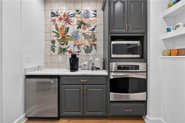 2228 SW Waterfall Place, Lee's Summit, MO 64081