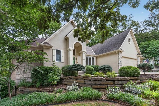2228 SW Waterfall Place, Lee's Summit, MO 64081