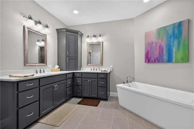 2228 SW Waterfall Place, Lee's Summit, MO 64081