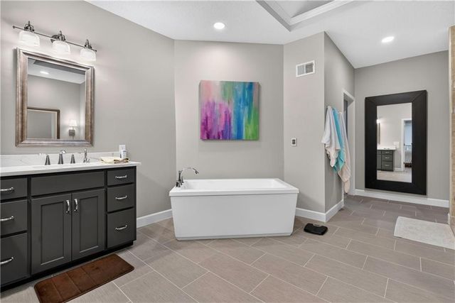 2228 SW Waterfall Place, Lee's Summit, MO 64081
