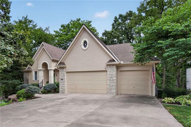 2228 SW Waterfall Place, Lee's Summit, MO 64081