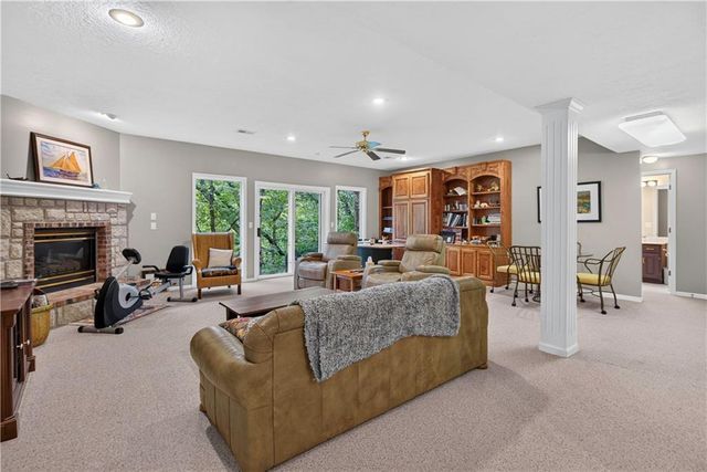 2228 SW Waterfall Place, Lee's Summit, MO 64081