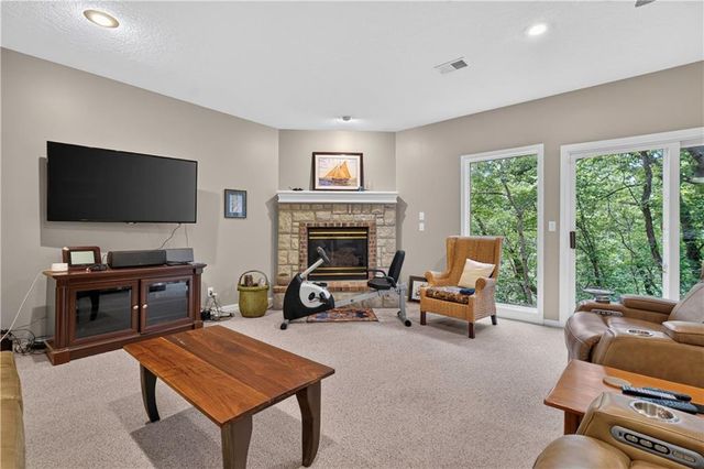 2228 SW Waterfall Place, Lee's Summit, MO 64081