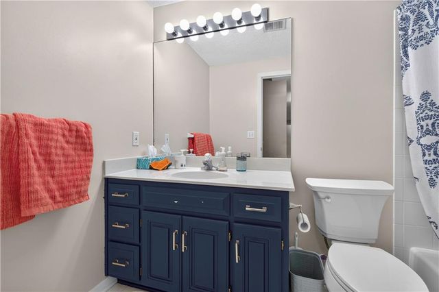2228 SW Waterfall Place, Lee's Summit, MO 64081