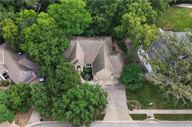2228 SW Waterfall Place, Lee's Summit, MO 64081