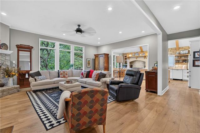 2228 SW Waterfall Place, Lee's Summit, MO 64081