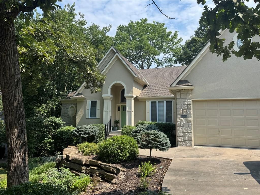 2228 SW Waterfall Place, Lee's Summit, MO 64081