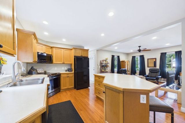 119 Hathaway St, Wareham, MA 02571