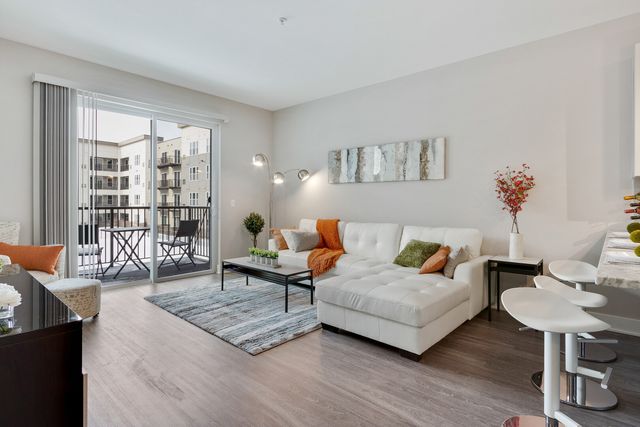 18W070 Royce Boulevard 216, Oakbrook Terrace, IL 60181