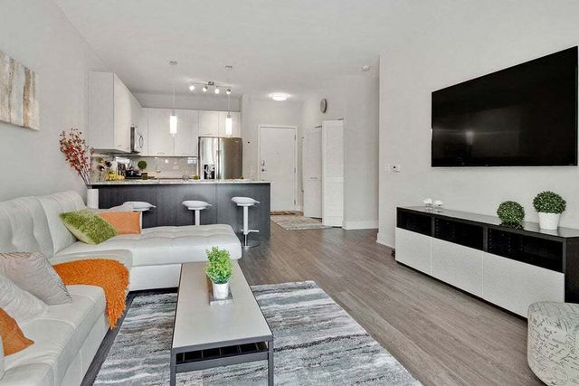 18W070 Royce Boulevard 216, Oakbrook Terrace, IL 60181