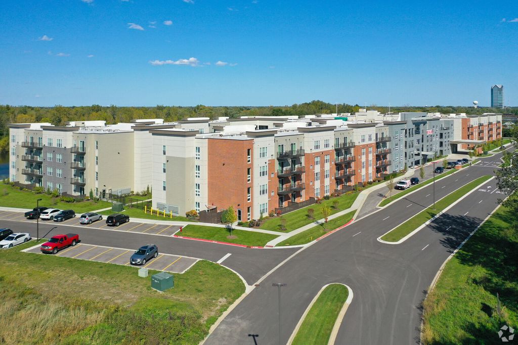 18W070 Royce Boulevard 216, Oakbrook Terrace, IL 60181