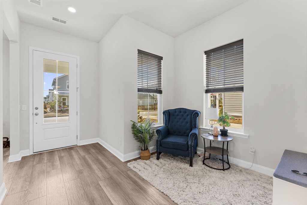 Image 7 of property listing at 399 Woodgate Way, Summerville, SC 29485