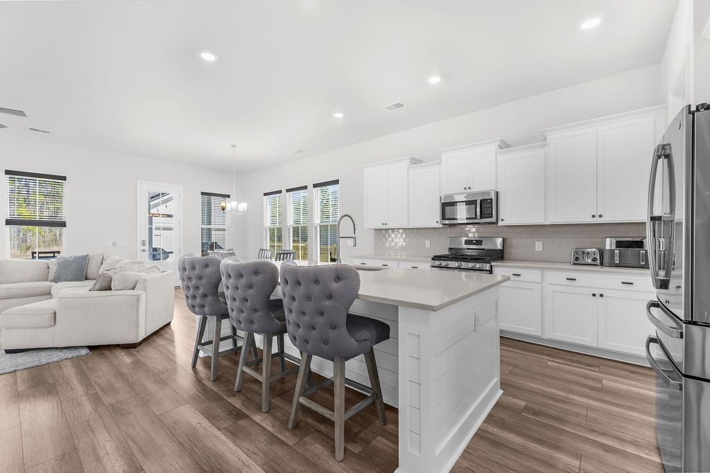 Image 9 of property listing at 399 Woodgate Way, Summerville, SC 29485