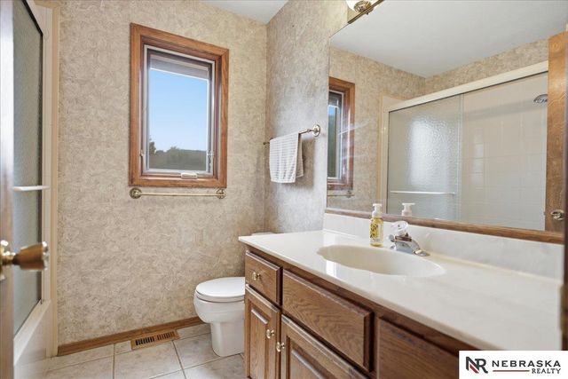 8404 Kauai Drive, Papillion, NE 68046
