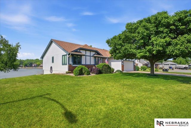 8404 Kauai Drive, Papillion, NE 68046