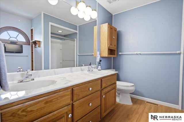 8404 Kauai Drive, Papillion, NE 68046