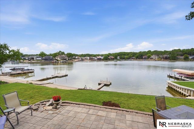 8404 Kauai Drive, Papillion, NE 68046