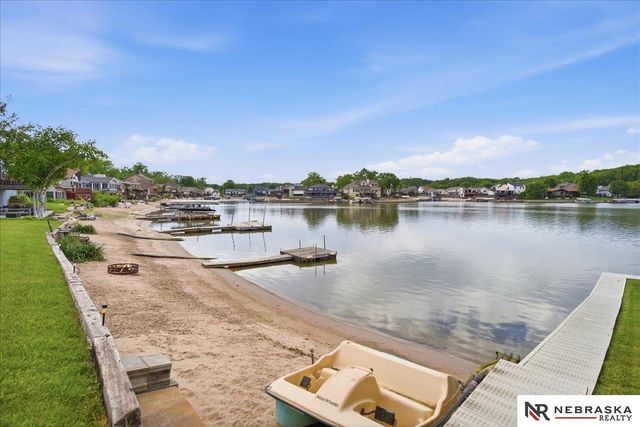 8404 Kauai Drive, Papillion, NE 68046