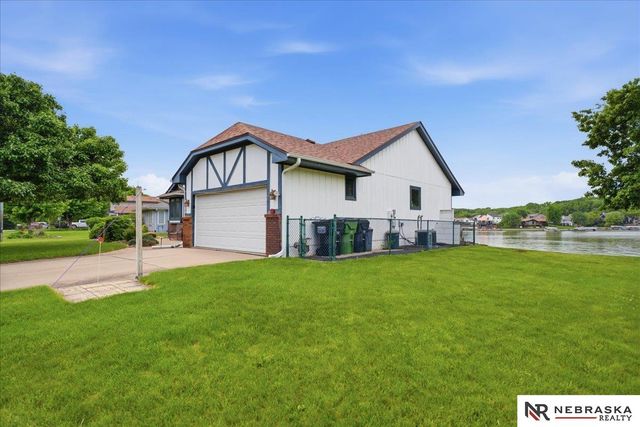 8404 Kauai Drive, Papillion, NE 68046