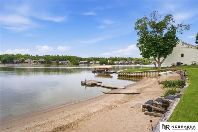 8404 Kauai Drive, Papillion, NE 68046