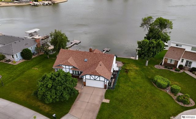 8404 Kauai Drive, Papillion, NE 68046