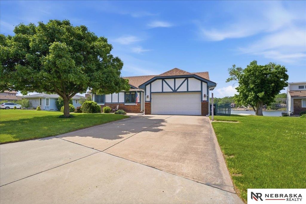8404 Kauai Drive, Papillion, NE 68046