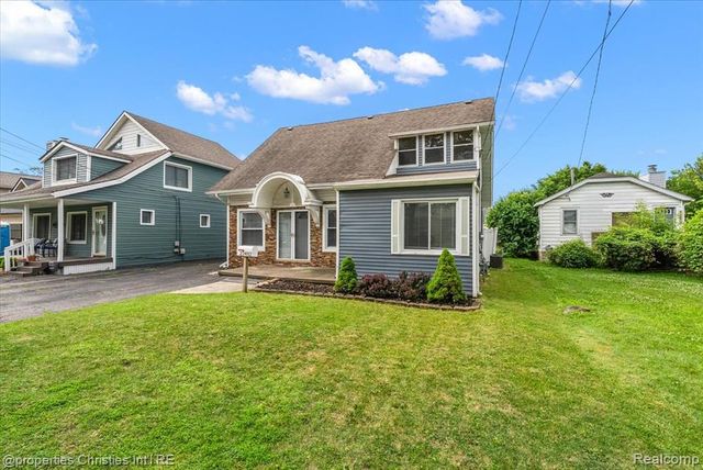 22482 Beach Street, Saint Clair Shores, MI 48081