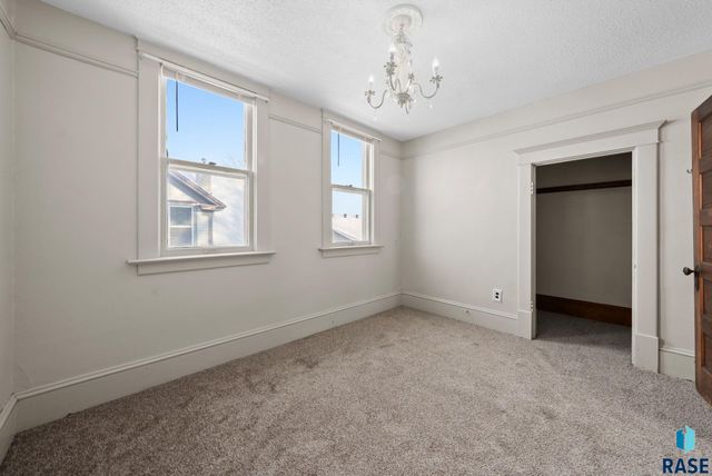 610 S 1st Ave Avenue, Sioux Falls, SD 57104