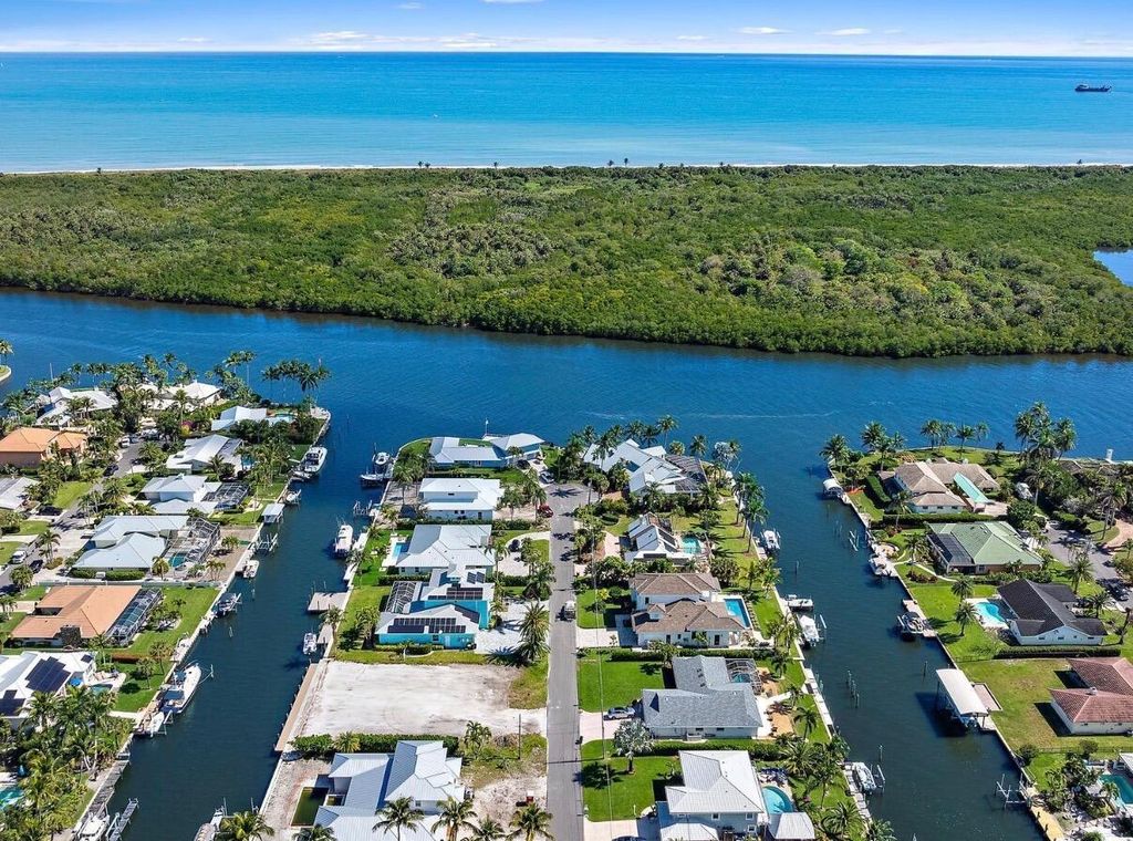 8531 SE Driftwood Street, Hobe Sound, FL 33455
