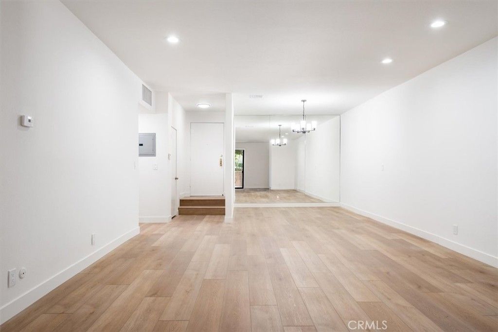 Image 11 of property listing at 14159 Dickens Street 110, Sherman Oaks, CA 91423