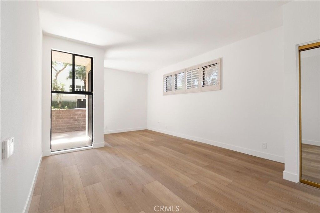Image 13 of property listing at 14159 Dickens Street 110, Sherman Oaks, CA 91423