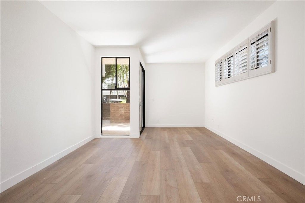 Image 14 of property listing at 14159 Dickens Street 110, Sherman Oaks, CA 91423