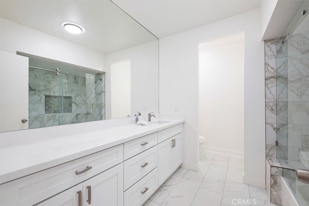Image 16 of property listing at 14159 Dickens Street 110, Sherman Oaks, CA 91423