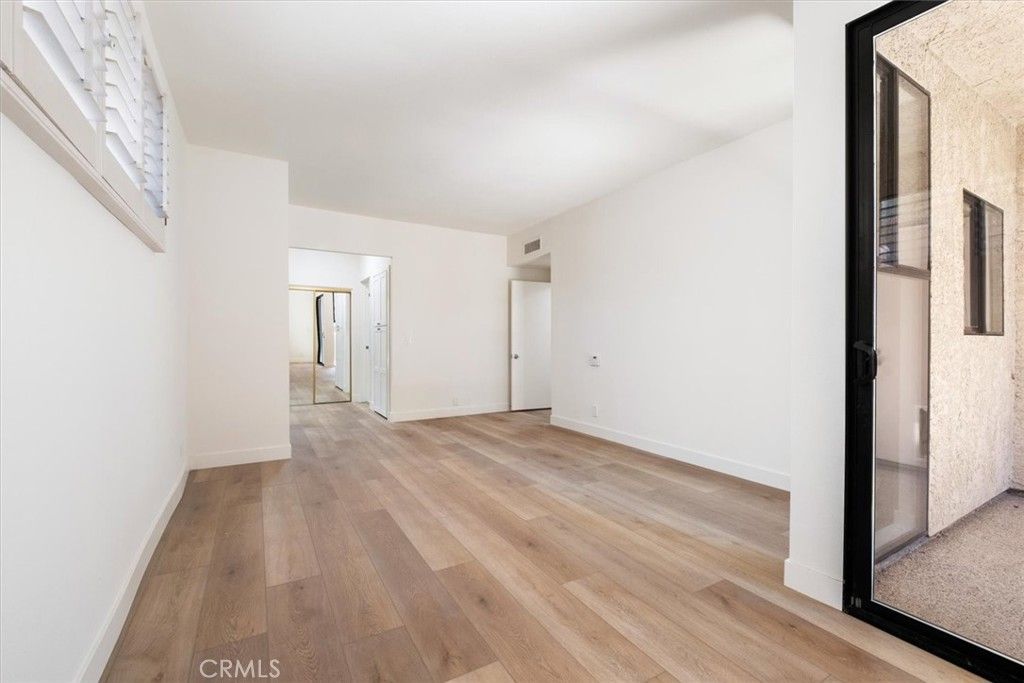 Image 19 of property listing at 14159 Dickens Street 110, Sherman Oaks, CA 91423