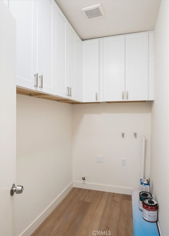 Image 22 of property listing at 14159 Dickens Street 110, Sherman Oaks, CA 91423
