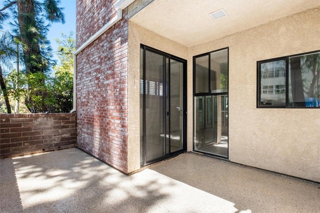 Image 23 of property listing at 14159 Dickens Street 110, Sherman Oaks, CA 91423