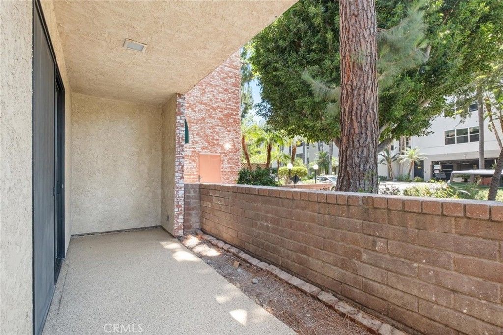Image 24 of property listing at 14159 Dickens Street 110, Sherman Oaks, CA 91423