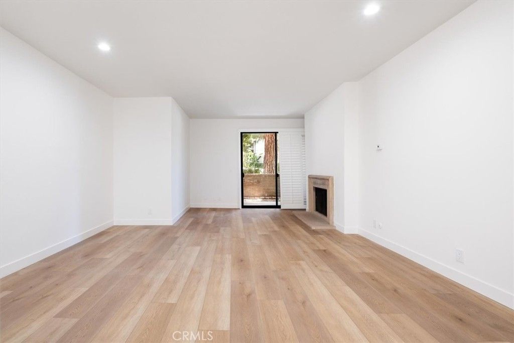 Image 4 of property listing at 14159 Dickens Street 110, Sherman Oaks, CA 91423
