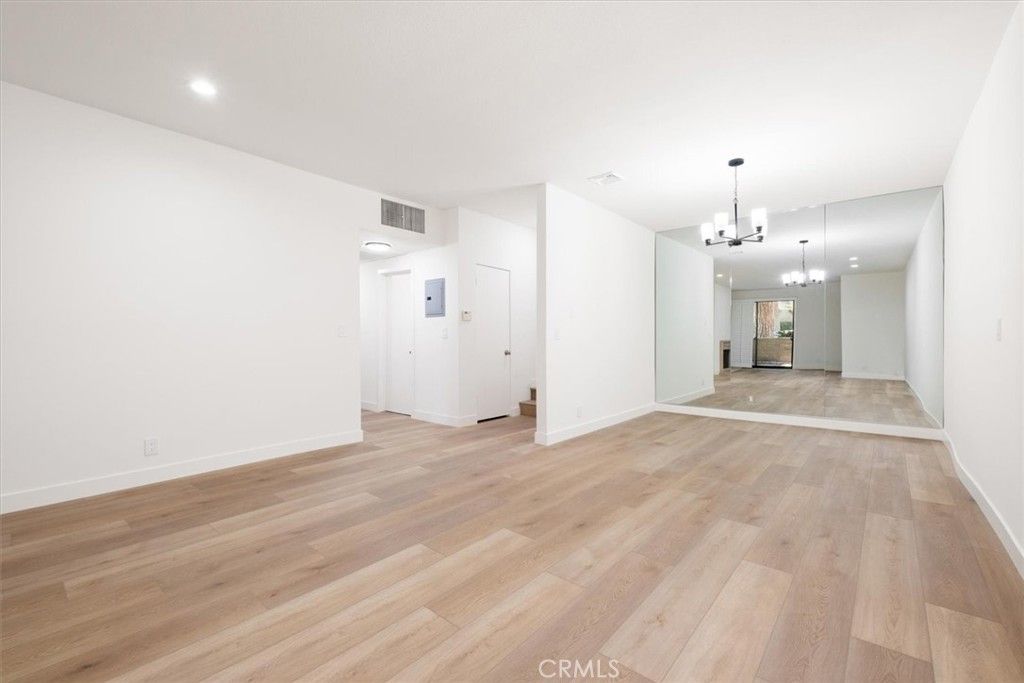 Image 6 of property listing at 14159 Dickens Street 110, Sherman Oaks, CA 91423