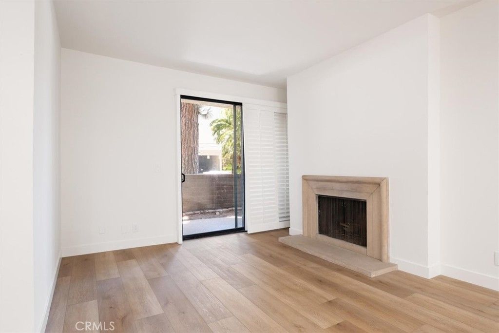 Image 7 of property listing at 14159 Dickens Street 110, Sherman Oaks, CA 91423